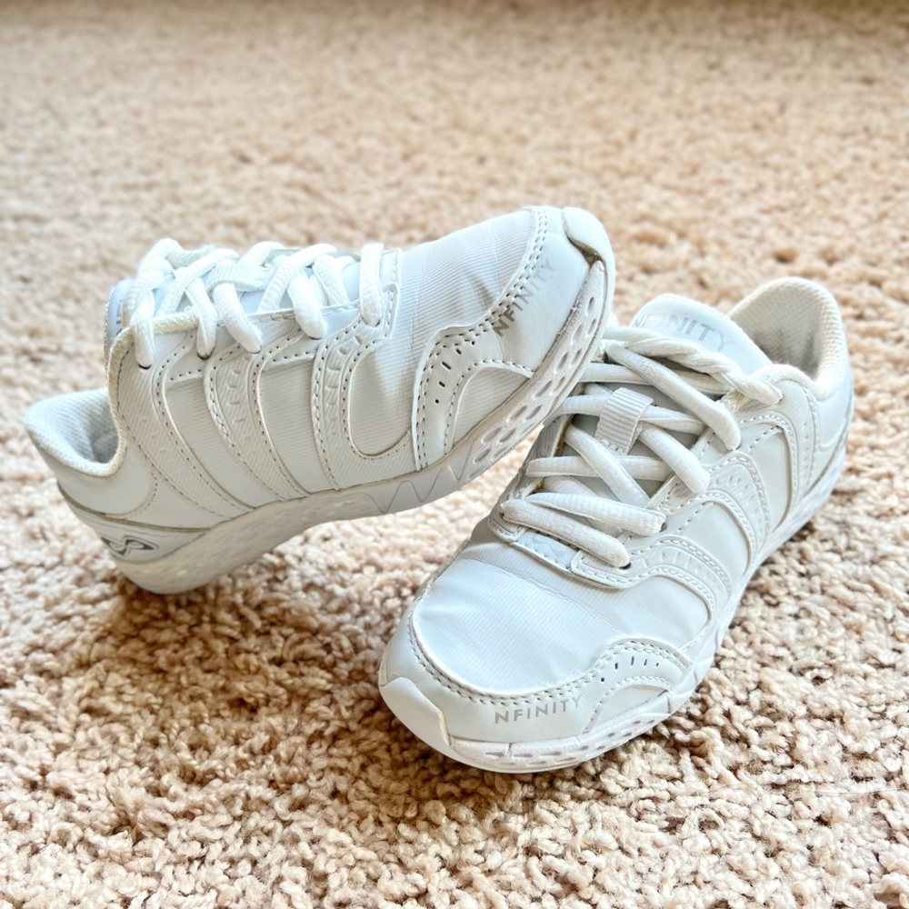 Nfinity Rival 2 Cheer shoes y12 9/10c